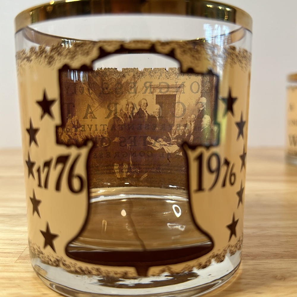 Vtg Bicentennial lowball glasses set of 4 gold rimmed 1776, 1976 Commemorative.
